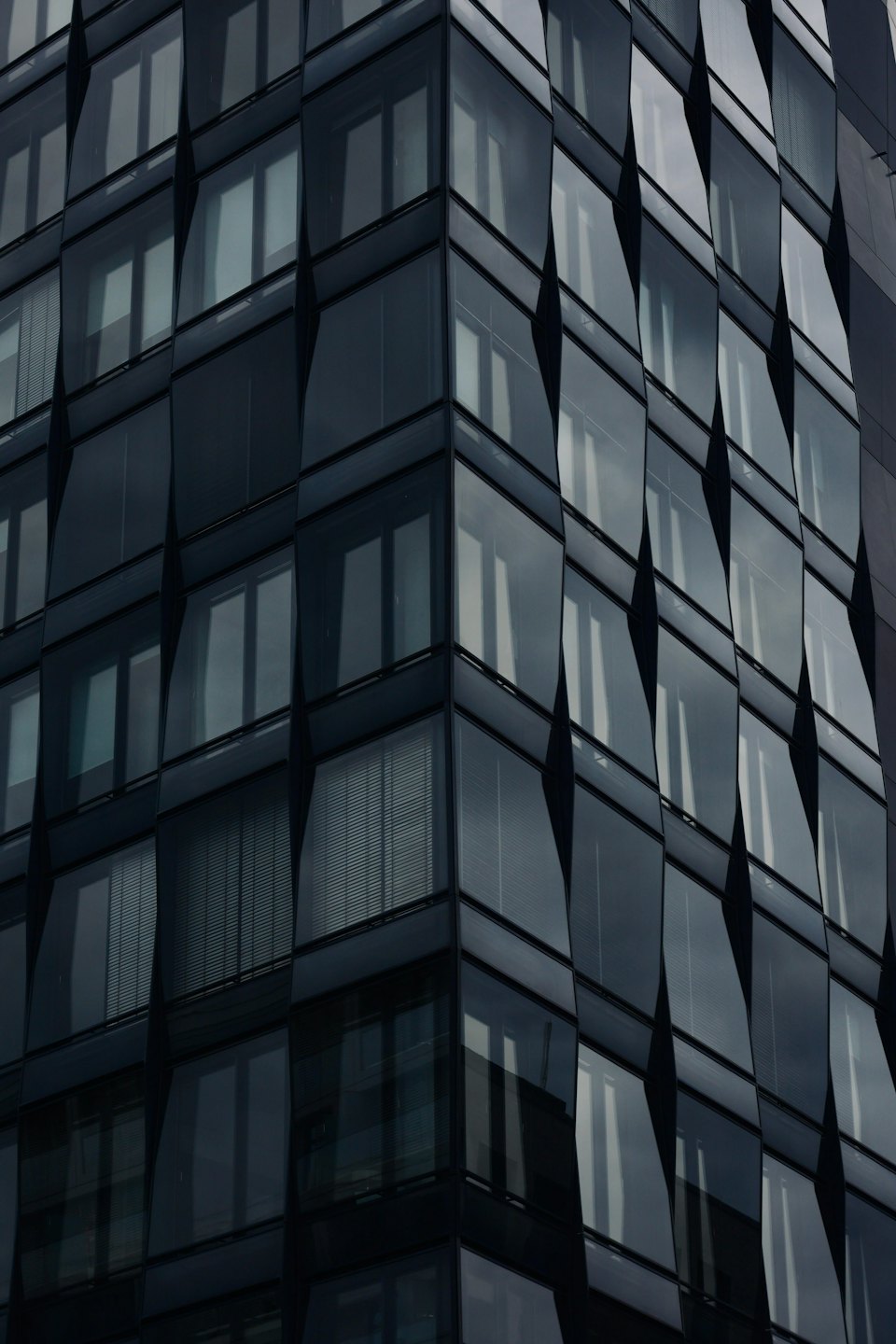 Facciata di un edificio moderno con pannelli di vetro geometrici.